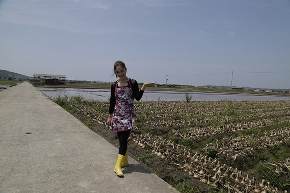 Cô được đi hái hành tây. Được biết hành tây vùng này có độ ngọt gần như dưa hấu.