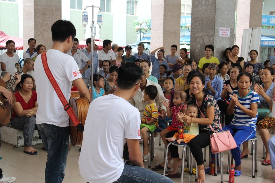 Tiếp sức cho các bệnh nhân nhi ở Viện K3 Tân Triều - 2 Mang nụ cười đến cho các bệnh nhi và phụ huynh.