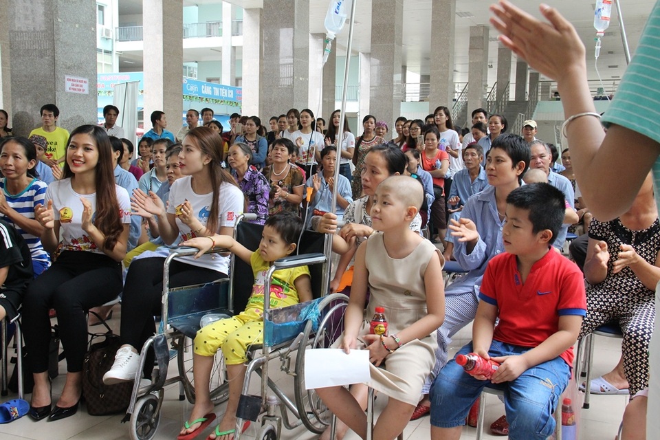 Tiếp sức cho các bệnh nhân nhi ở Viện K3 Tân Triều - 3 Đại diện Nữ sinh Việt Nam duyên dáng 2015 cũng có mặt tại sự kiện.