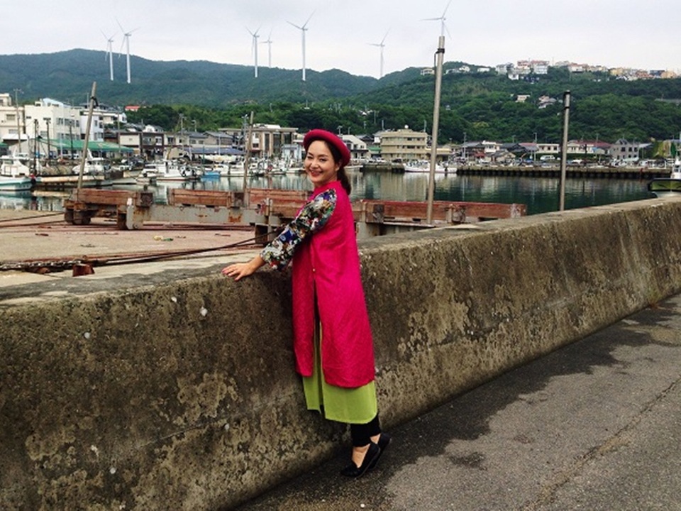 Nữ Sứ giả thiện chí JICA (cơ quan Hợp tác Quốc tế Nhật Bản) – Lan Phương mang đến vẻ đẹp dịu dàng và đằm thắm trong các thiết kế mang hơi thở dân tộc cho chuyến khám phá của mình. Những trang phục này là nét hòa hợp giữa truyền thống và hiện đại tôn lên nét thanh thoát của người phụ nữ Việt.