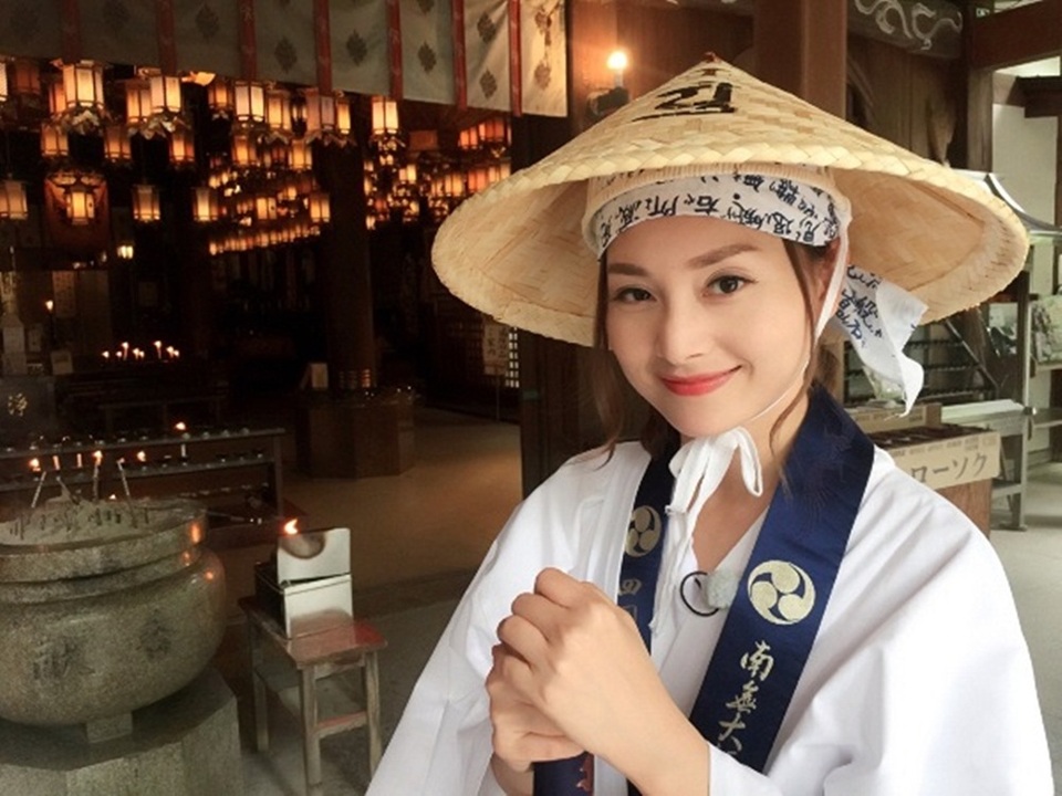 Nữ diễn viên Lan Phương còn có chuyến hành hương qua 88 ngồi đền chùa ở Tokushima. Cô diện đồ như người hành hương. Cô cho biết thêm nếu hành hương đi bộ hết 88 chùa thì sẽ mất khoảng 40 ngày và cây gậy chống sẽ mòn đi hơn một nửa – đây là một trong những chia sẻ thú vị của cô trong hành trình này.