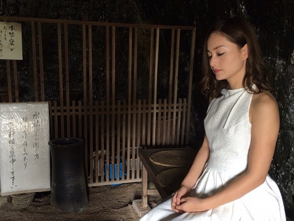 Sau nhiều hoạt động, Lan Phương ngồi tĩnh lặng nghe nhạc nước.