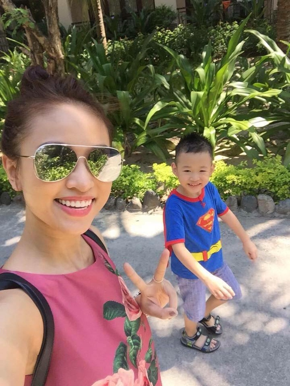 Những gái một con xinh đẹp, mạnh mẽ bước qua đổ vỡ hôn nhân - 1
Hai mẹ con Vân Hugo