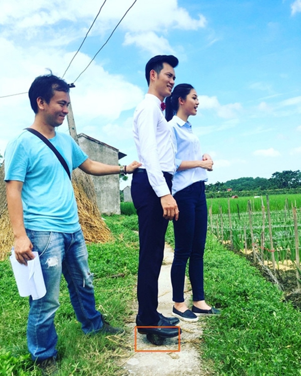 Những chân dài khiến đồng nghiệp “e ngại” về chiều cao - 1 Với chiều cao “khủng” 180 cm, Á hậu 1 của Hoa hậu Việt Nam 2016 khiến nam MC e ngại khi đứng cạnh. Anh chàng phải đứng trên đá để có chiều cao tương đương Thanh Tú khi ghi hình.