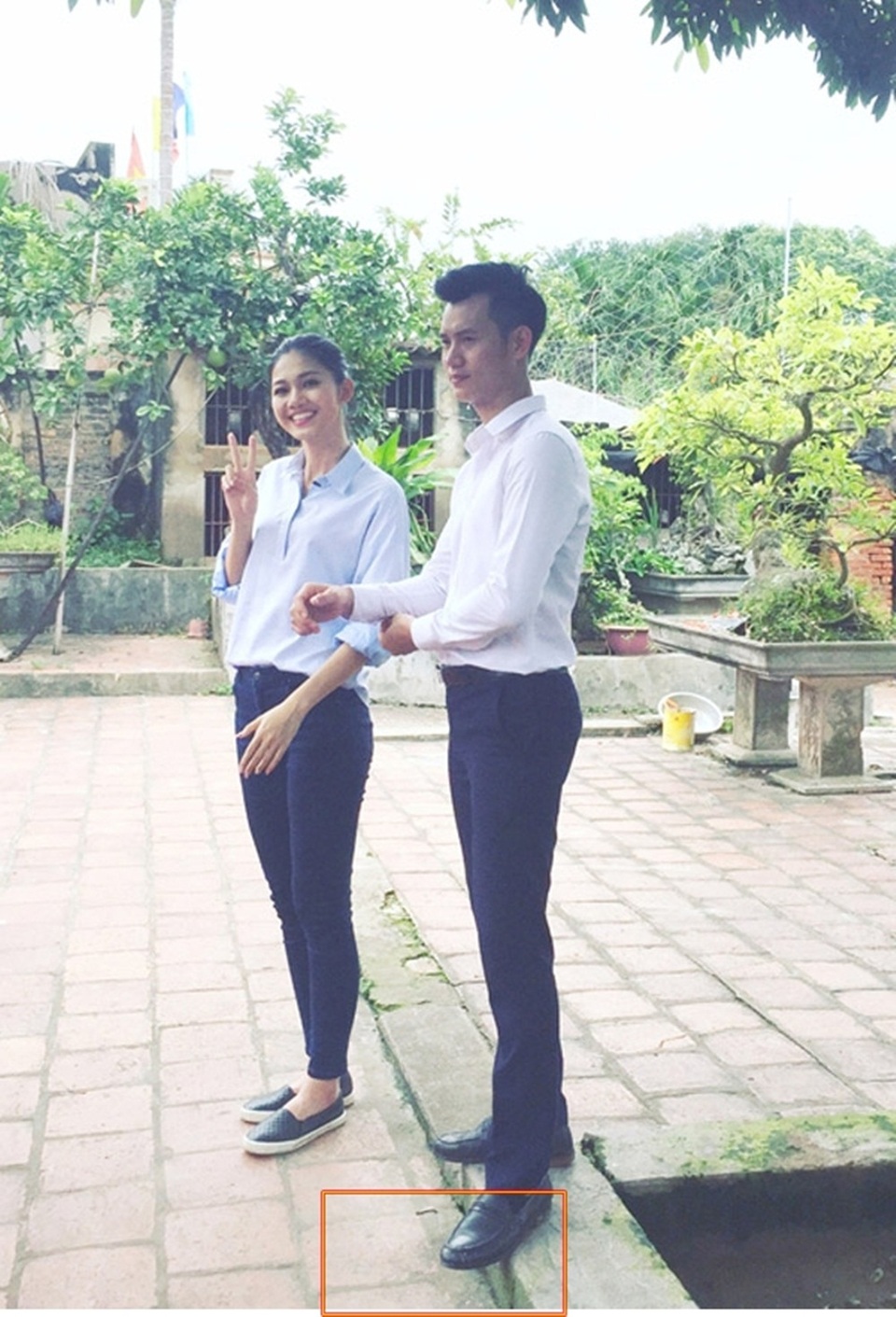 Những chân dài khiến đồng nghiệp “e ngại” về chiều cao - 2 Hay đứng lên bậc cao hơn để không bị nàng Á hậu “dìm”.
