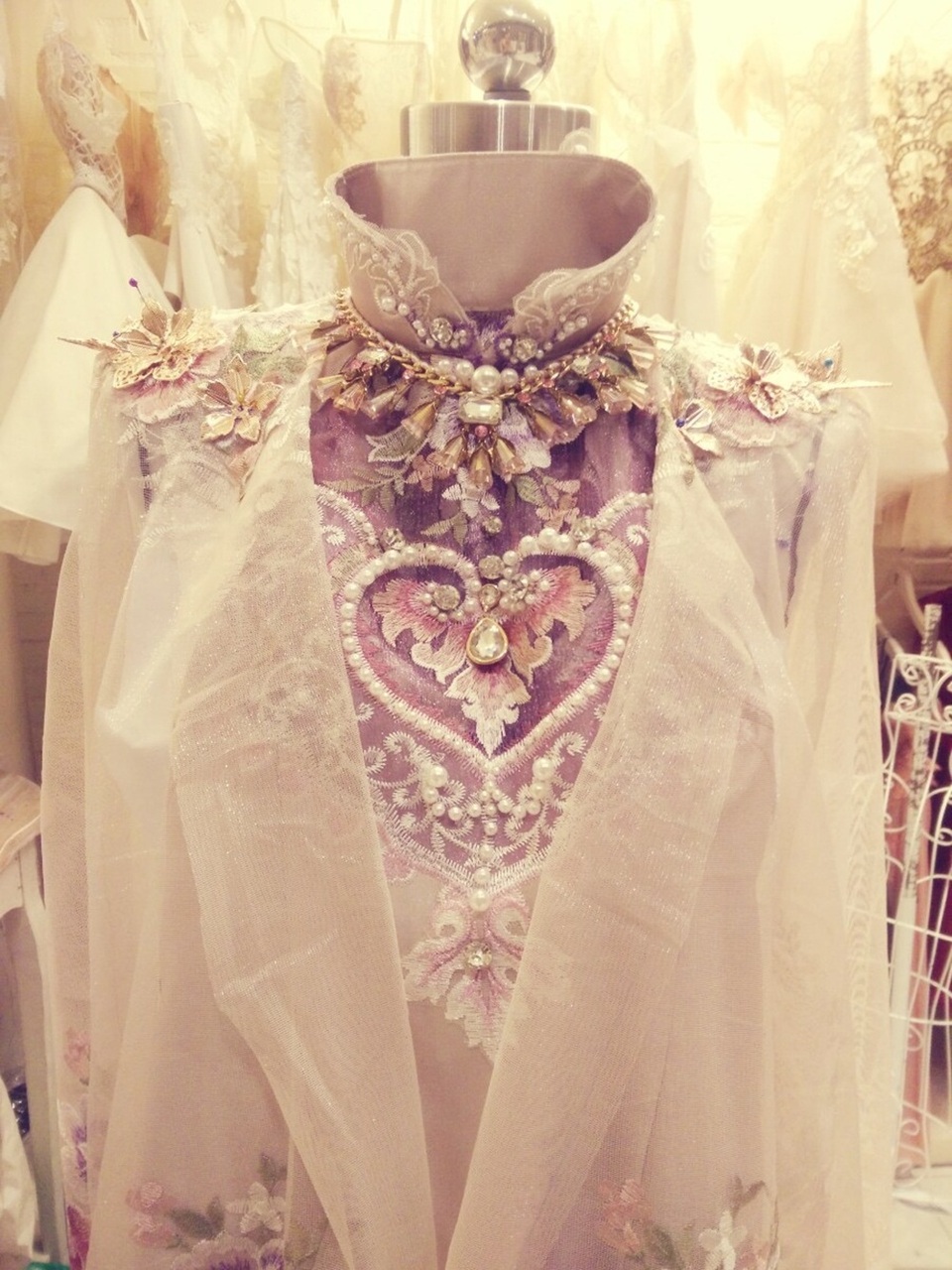 Cô phải tìm tòi nhiều chất liệu vải khác nhau để ra một phương án phù hợp nhất cho lễ ăn hỏi của hai người bạn thân. Cuối cùng, chiếc áo dài phiên bản gấm với hoa thêu cổ điển được Ngọc Diệp và Victor Vũ lựa chọn.