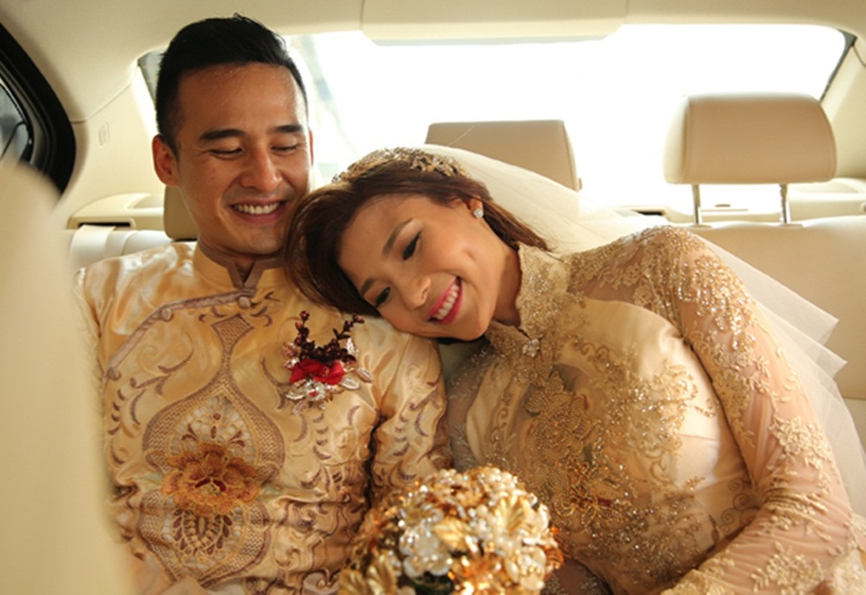 Áo dài trong lễ ăn hỏi của Thúy Diễm được thực hiện trong vòng 10 ngày. Trong quá trình thiết kế, NTK phải bóp eo tận 3 lần do Thúy Diễm sút cân trong quá trình chuẩn bị hôn lễ. Có lần, cô phải chỉnh tới... 57cm vì tốc độ giảm cân không phanh của Thúy Diễm.