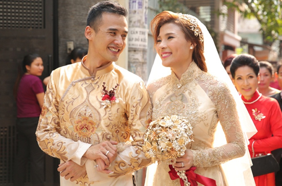 Điểm nhấn của thiết kế là hoa văn gương soi xuyên suốt đặt ở trung tâm áo cưới, gồm mặt trước và sau dựa trên sự kết hợp ba chất liệu: gấm - lưới – ren. Hoạ tiết hoa hồng là đặc trưng của lễ hỏi. Lễ ăn hỏi của cặp đôi chọn màu gốm sữa làm chủ đạo nên NTK Anh Thư chọn màu men gốm kem và hoạ tiết đồng cho cả Thúy Diễm và Lương Thế Thành.