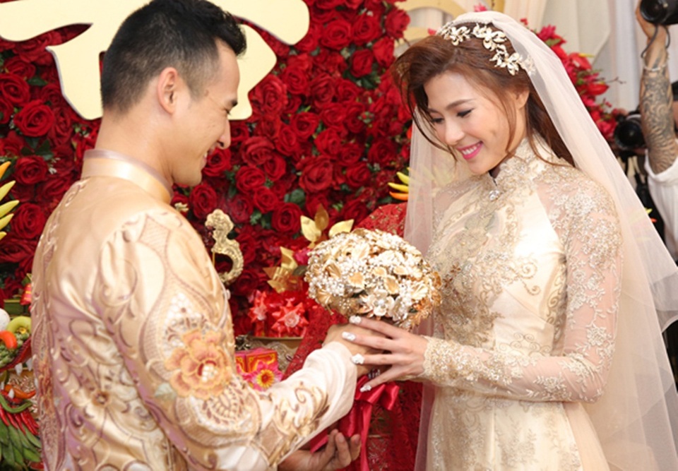 Nói về chiếc áo dài cưới của Thúy Diễm, Anh Thư chia sẻ: “Ban đầu, tôi thực hiện một bộ áo dài khác có màu đồng lấp lánh cho Thúy Diễm. Tuy nhiên, hai tuần trước khi buổi lễ diễn ra, Thuý Diễm đổi sang concept cổ điển”.