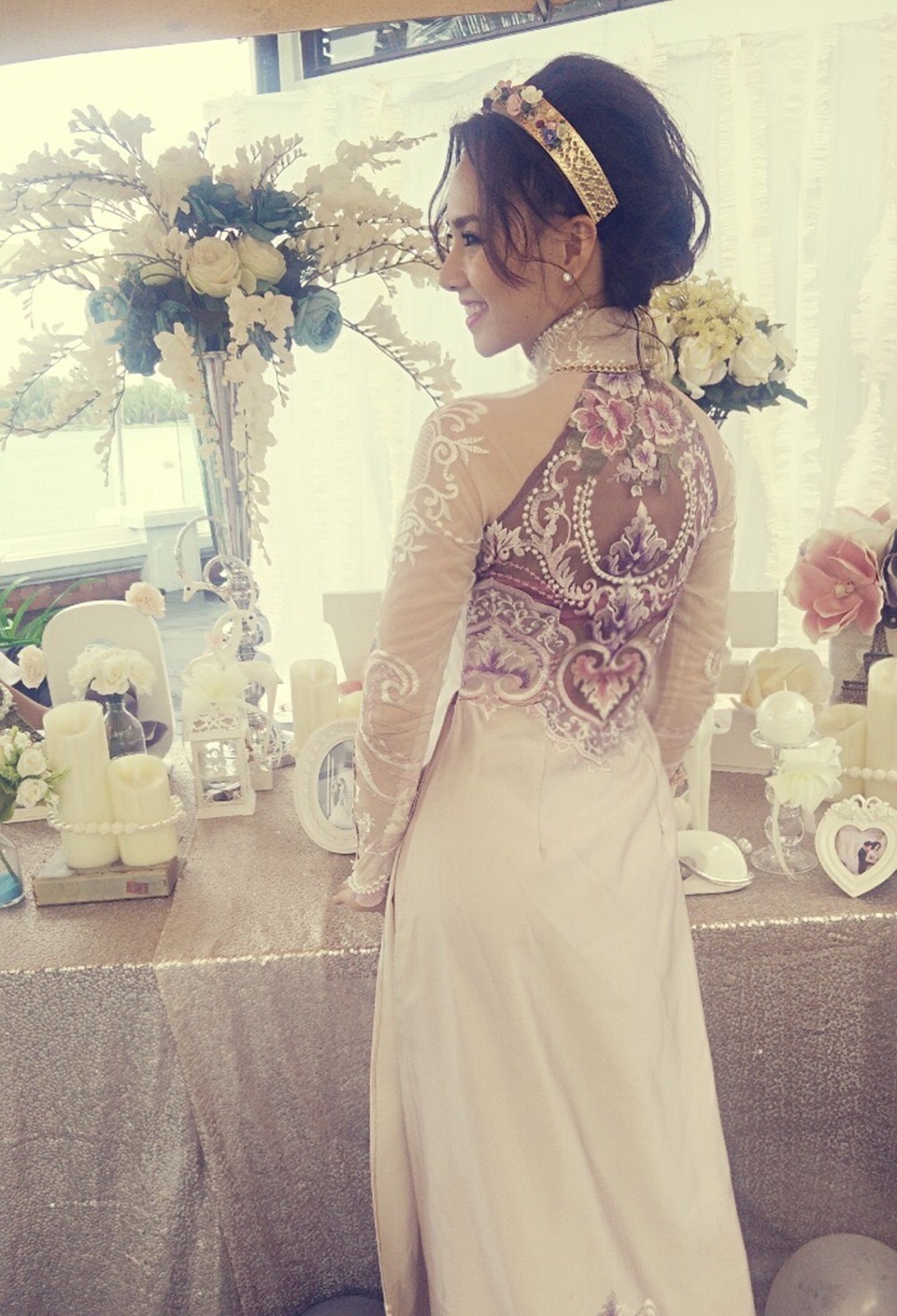 Để phù hợp với áo dài, Ngọc Diệp được trang điểm theo tone màu trong trẻo, nhẹ nhàng. Mái tóc búi gọn gàng phía sau và được giữ bằng cài tóc lấy ý tưởng từ chiếc mấn truyền thống Việt Nam.