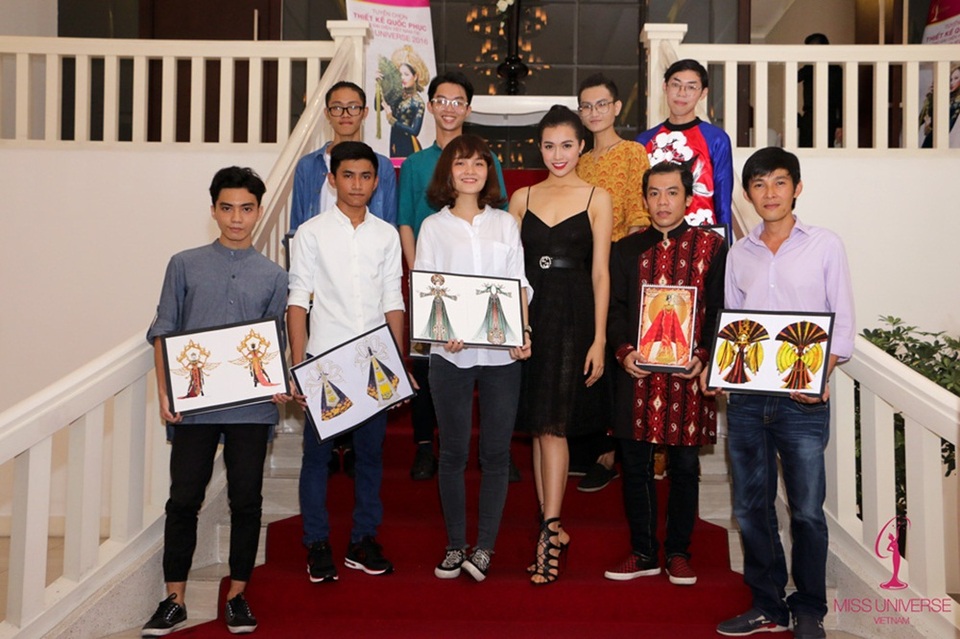 Á hậu Lệ Hằng dẫn dắt chương trình tuyển chọn thiết kế quốc phục - 2 Lệ Hằng cùng các NTK dự tuyển.