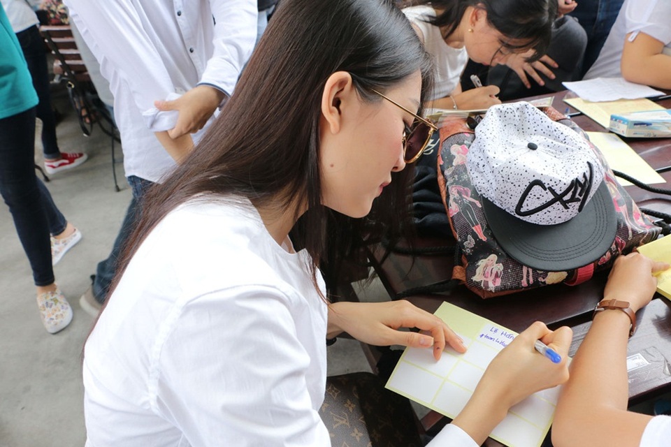 Á hậu Lệ Hằng dẫn dắt chương trình tuyển chọn thiết kế quốc phục - 6 Ngay sau buổi lễ, Lệ Hằng nhanh chóng chuẩn bị tư trang cá nhân và di chuyển ngay đến Nha Trang để kịp tham dự một hoạt động từ thiện vào sáng sớm hôm sau. Do tình hình thời tiết, chuyến bay chiều tối của người đẹp khởi hành trễ hơn so với thời gian dự tính. Do đó, phải đến gần khuya, người đẹp mới đến được với thành phố biển.