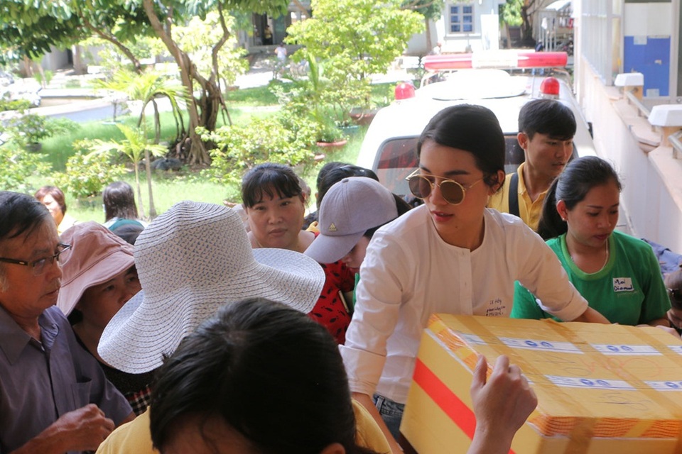 Á hậu Lệ Hằng dẫn dắt chương trình tuyển chọn thiết kế quốc phục - 9 Cô thậm chí xông xáo bê các thùng cơm cùng các tình nguyện viên đến nỗi gần rơi cả kính mát.