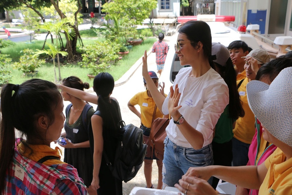 Á hậu Lệ Hằng dẫn dắt chương trình tuyển chọn thiết kế quốc phục - 11 Cô cho biết mình sẽ cố gắng dành thời gian tham gia các hoạt động thiện nguyện khác tại Nha Trang nếu có cơ hội, vì bản thân rất yêu mến thành phố biển xinh đẹp và năng động này.