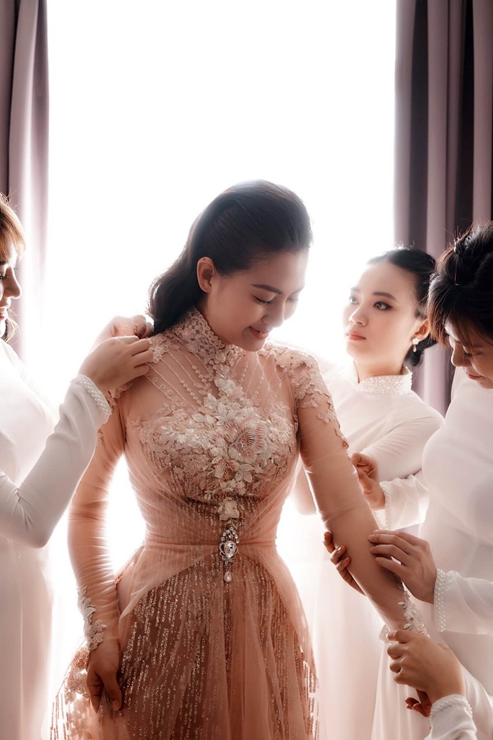 Trong tiệc ăn hỏi diễn ra vào ngày 22/7 vừa qua, nữ diễn viên Ngọc Lan lần lượt diện hai thiết kế áo dài và váy cưới do NTK Anh Thư thực hiện. Vốn thân thiết với Ngọc Lan nên thấu hiểu vóc dáng của cô, Anh Thư đã cho ra đời hai thiết kế phù hợp sở thích của nữ diễn viên.