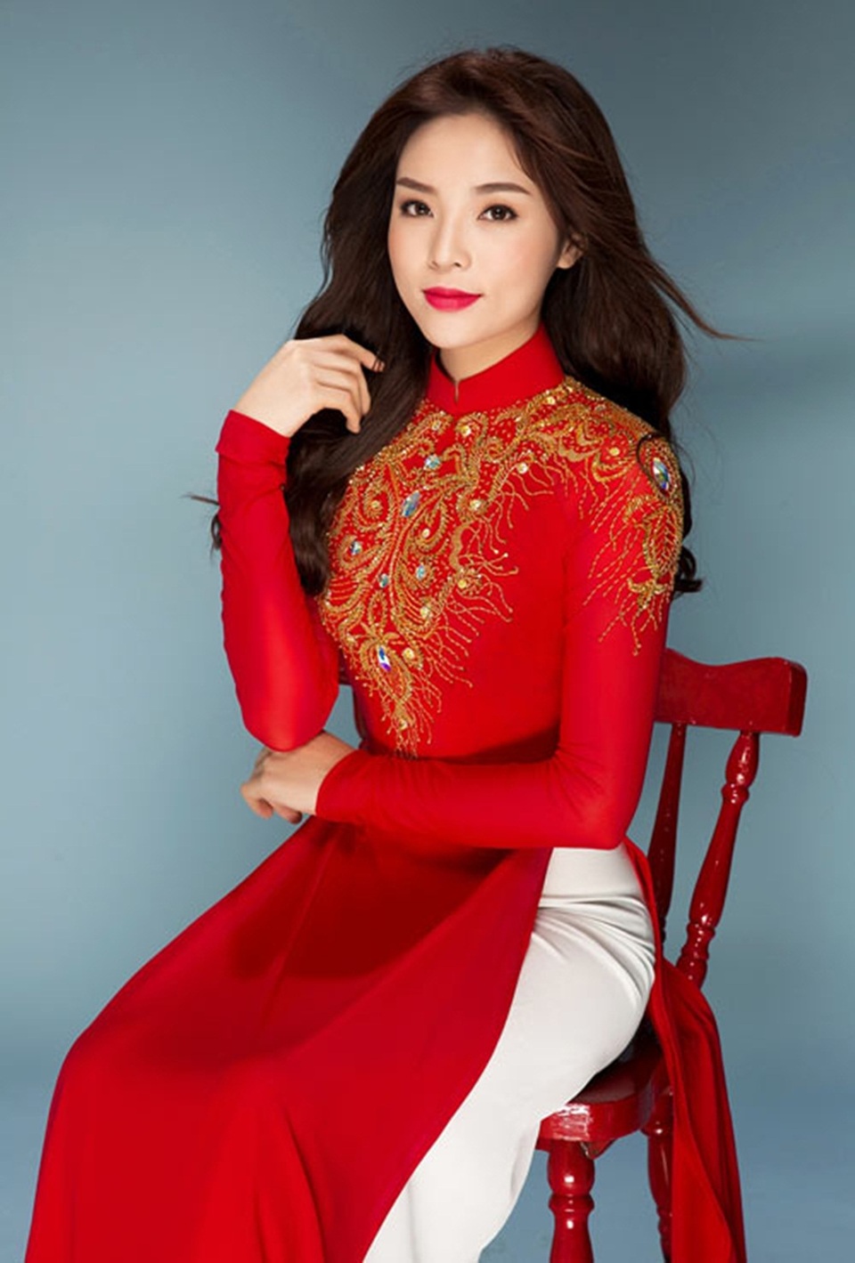 Hoa hậu Kỳ Duyên khoe sắc trong áo dài của Sơn Collection.