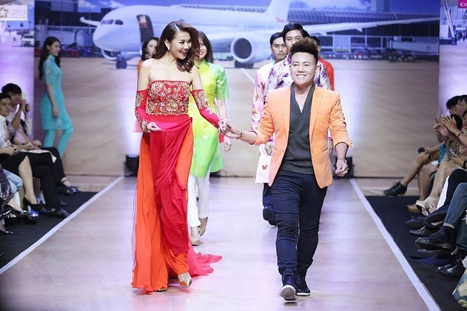 Siêu mẫu Thanh Hằng là vedette trong nhiều BST áo dài của NTK Sơn Collection.