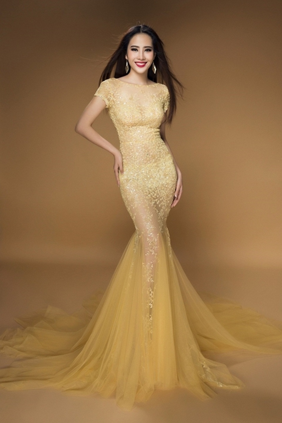 Nam Em kể sự cố mất váy dạ hội nghìn đô trước Miss Earth 2016 - 6 Cô cho biết, rất háo hức chờ đến ngày tham gia các hoạt động cùng các người đẹp đến từ 90 quốc gia và vùng lãnh thổ. Nam Em sẽ chính thức lên đường vào ngày 6/10 tới đây. Trở thành đại diện của Việt Nam tại đấu trường nhan sắc quốc tế Hoa hậu Trái đất, Nguyễn Thị Lệ Nam Em kỳ vọng sẽ đạt danh hiệu Hoa hậu Nước. Theo người đẹp, danh hiệu này sẽ giúp lời nói của cô có trọng lượng hơn trong việc kêu gọi người dân bảo vệ biển.