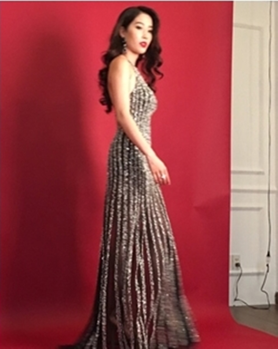 Nam Em kể sự cố mất váy dạ hội nghìn đô trước Miss Earth 2016 - 1
Nam Em kể lại, chiều ngày 26/9, Nam Em và ekip có buổi chụp hình tại sảnh một tòa cao ốc. Vì thời tiết tại TPHCM mưa to dữ dội nên sau khi chụp ảnh xong, stylist Nam Em vội vã ra về mà bỏ quên túi đồ có 2 chiếc đầm dạ hội để mặc tại Hoa hậu Trái đất 2016 (Miss Earth 2016). (Trong hình là chiếc váy đầu tiên trong số 2 chiếc bị mất).