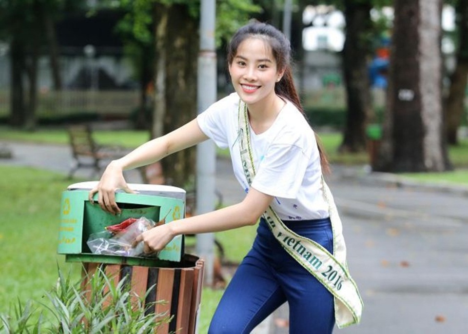 Nam Em kể sự cố mất váy dạ hội nghìn đô trước Miss Earth 2016 - 9 Được biết, Nam Em và ekip đã thực hiện dự án môi trường tại đảo Nam Du (Phú Quốc), cải tạo san hô ven bờ bằng cách nhặt rác, tặng người dân đảo những chiếc thùng rác và 3 chiếc máy xử lý rác thải, tham gia nhặt rác tại bãi biển, tuyên truyền người dân hiểu thêm về trách nhiệm bảo vệ môi trường…