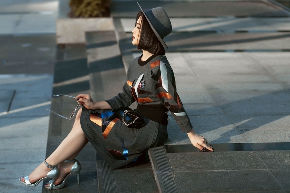 Bên cạnh đó, Hương Tràm cũng tự tin dạo nhiều dáng khác nhau.