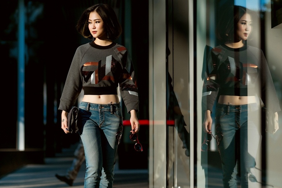 Cô tự tin diện những thiết kế khoe số đo.