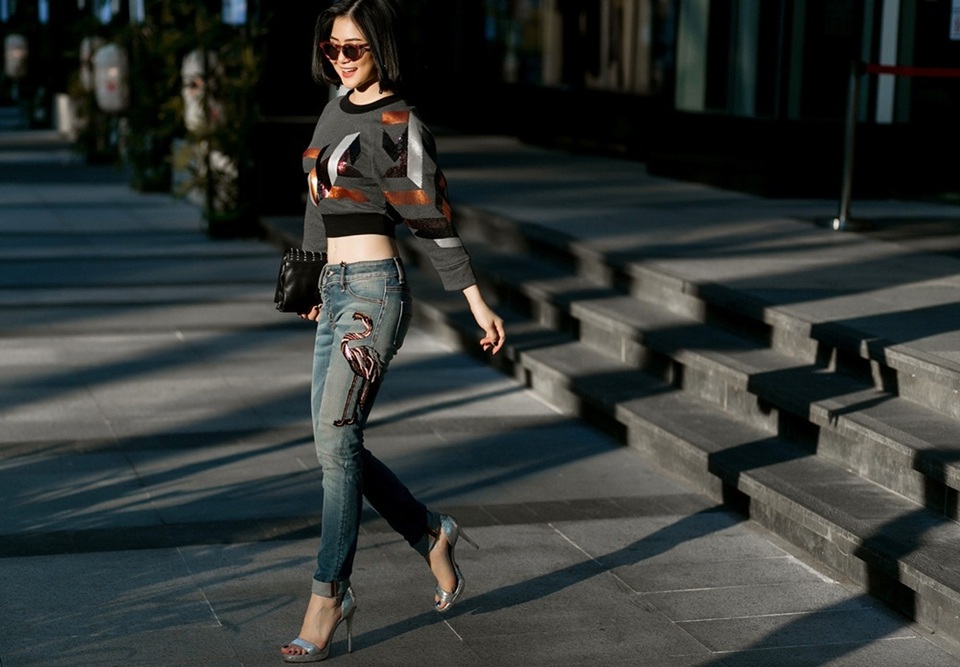 Trong bộ ảnh mới, Hương Tràm biến hóa với 5 set đồ. Nữ ca sĩ mang đến hình ảnh trẻ trung, sành điệu.