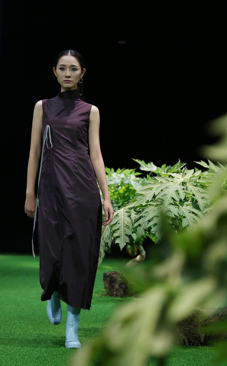 Hai NTK Xhefrilondo và Anitapierubon đến từ nước Ý mang phong cách của một thành phố đương đại, những chất liệu mang tính phá cách như giấy nhăn và nylon được chọn lọc và đưa vào trường phái ẩn dụ tối giản. Có khi như một căn nhà di động và có khi như một cây cố thụ đầy sức sống.