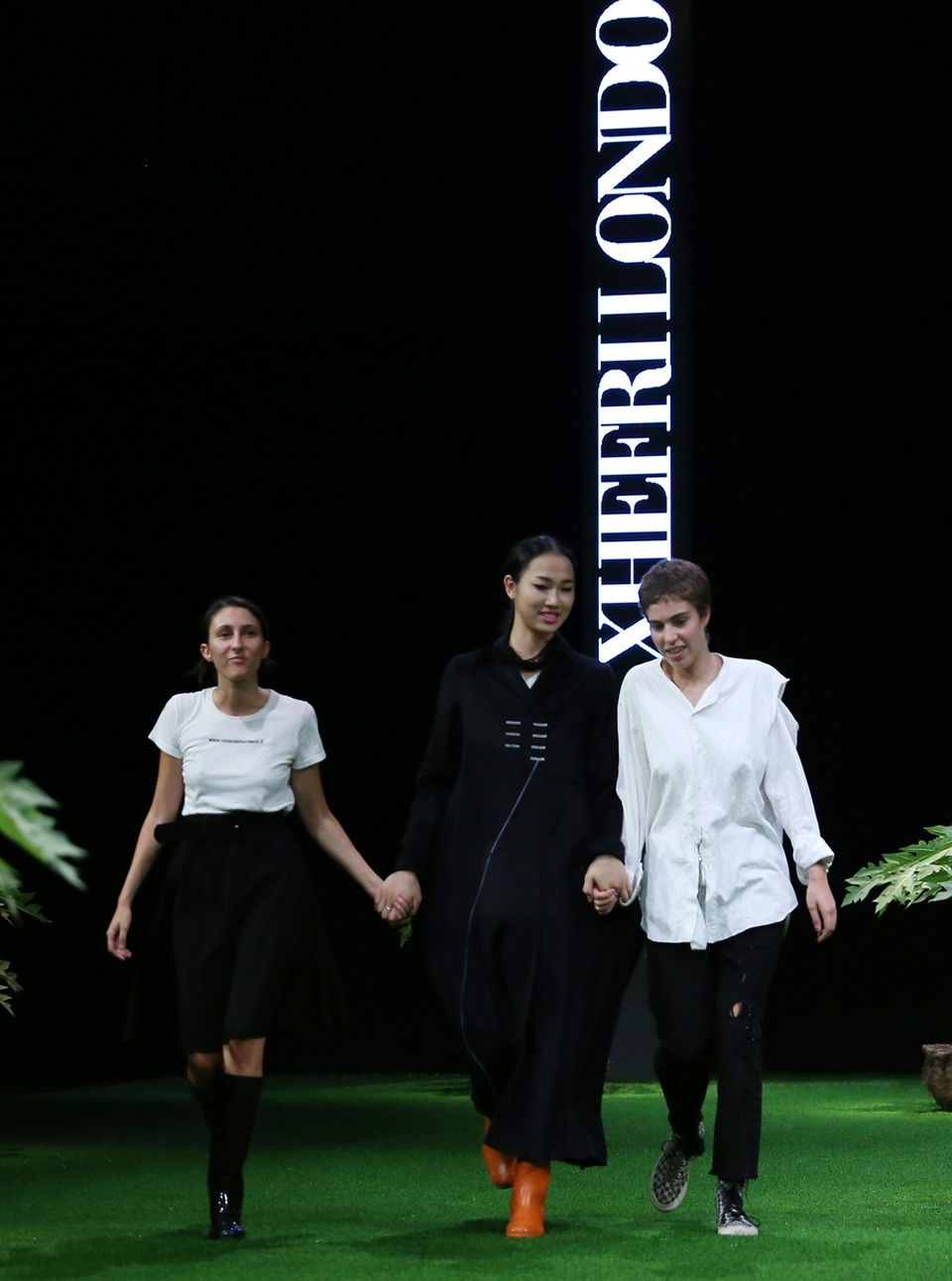 Chỉ với hai màu đen trắng, hai NTK Italia đã mang lại một hơi thở mới cho Tuần lễ thời trang Việt Nam Xuân Hè 2017.