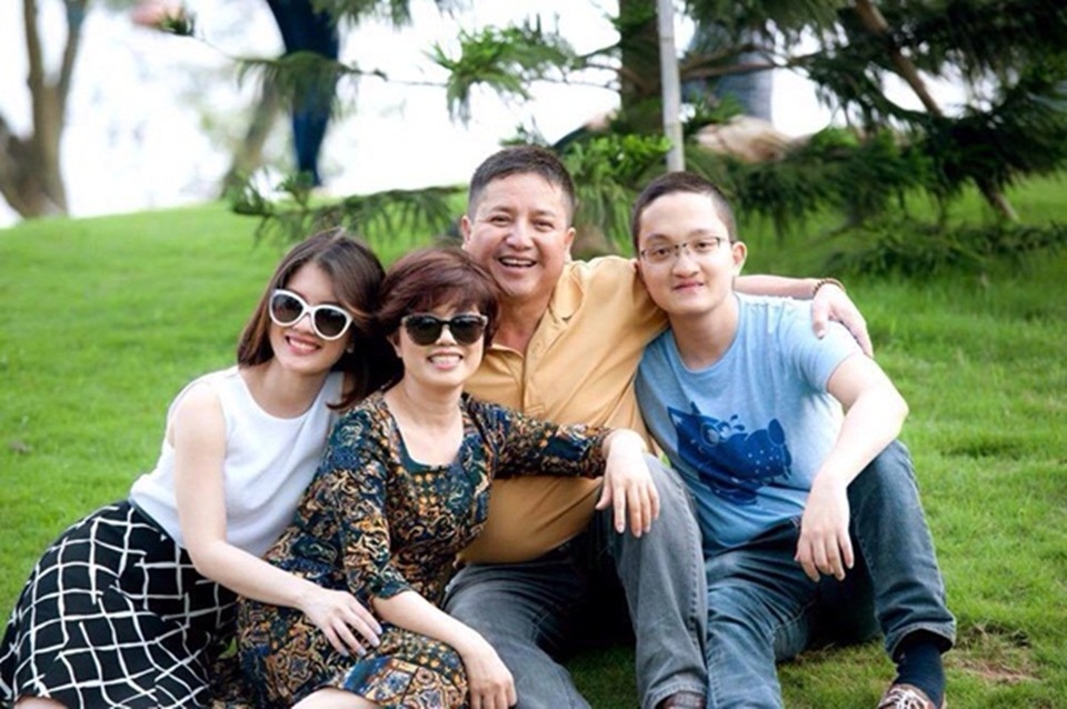 NSƯT Chí Trung thương con gái “bị sinh ra trong một gia đình nghệ sĩ” - 5 Gia đình nghệ sĩ Chí Trung - Ngọc Huyền luôn tôn trọng sự độc lập và cá tính riêng của các con.