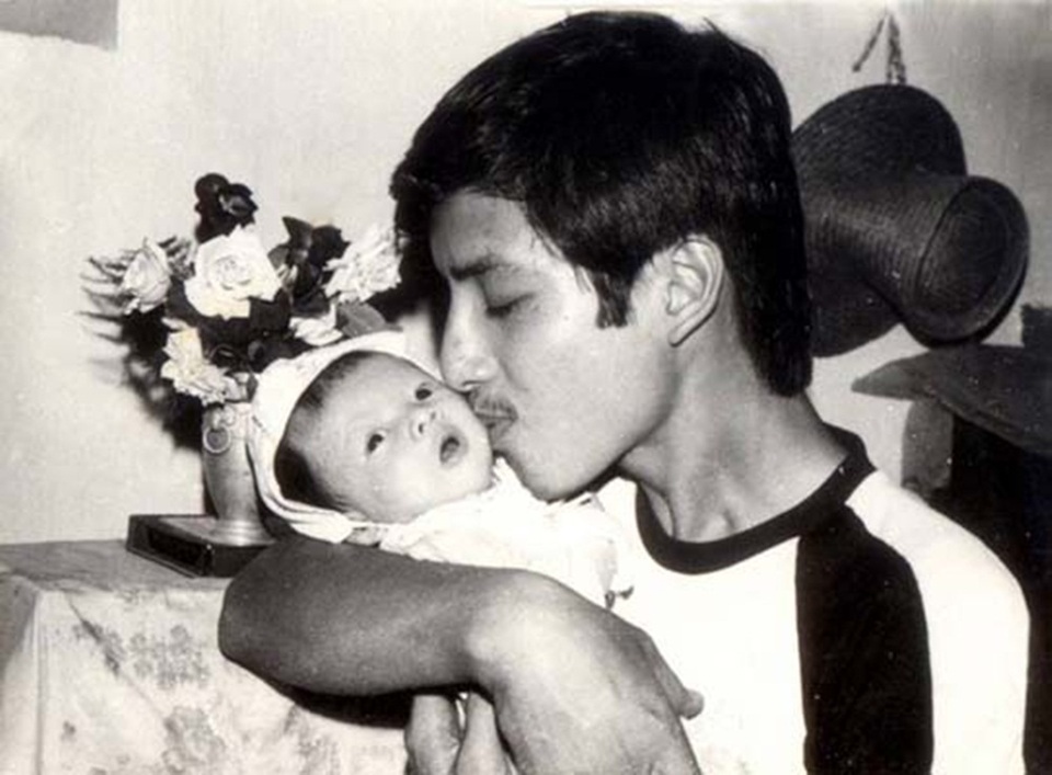 NSƯT Chí Trung thương con gái “bị sinh ra trong một gia đình nghệ sĩ” - 2 Bức hình kỉ niệm cảm động cha và con gái trong những năm tháng đầu đời của con.