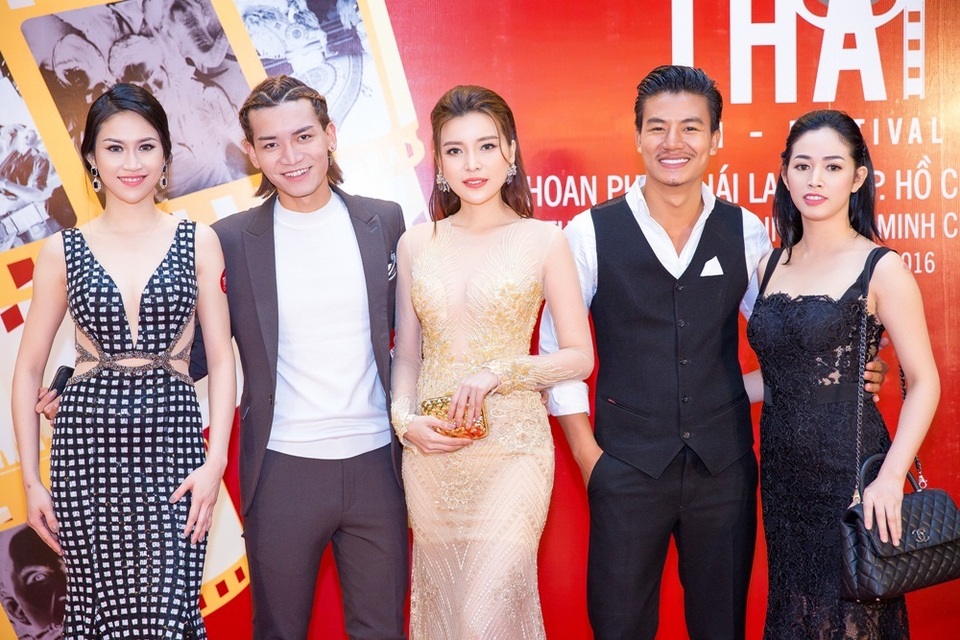 Cao Thái Hà - top 3 Nữ diễn viên ấn tượng VTV Awards 2016 là khách mời đặc biệt từ BTC. Cô vui vẻ khi hội ngộ Hiếu Nguyễn, Hồ Bích Trâm, Thu Vũ, BB Trần…