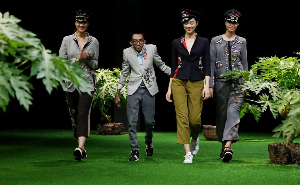 Hoa hậu Ngọc Hân cùng các nhà thiết kế “tỏ tình mùa xuân” - 16 Chọn chất liệu khaki và caro truyền thống của Anh Quốc, những chiếc nón đội đầu Kepi kết hợp với hiệu ứng hấp dẫn bất ngờ.