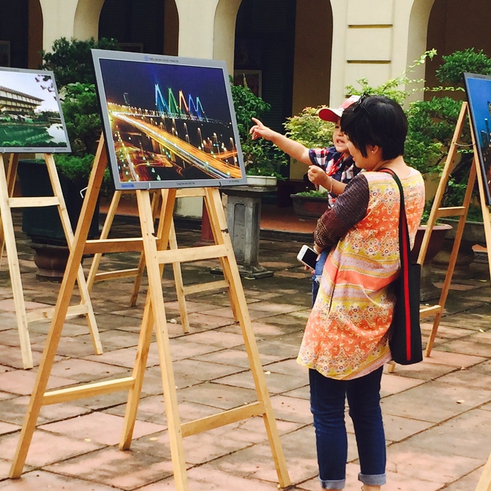 Khách tham quan đến với Triển lãm.