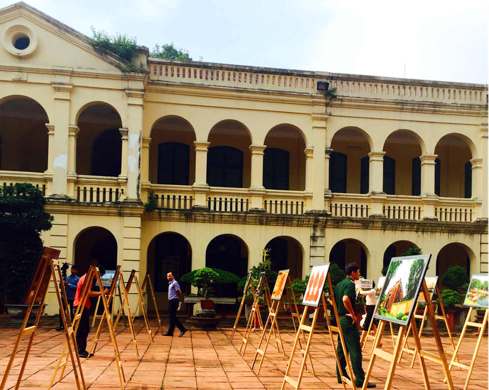 80 bức ảnh đang được trưng bày tại Khu trung tâm di sản Hoàng thành Thăng Long, Hà Nội.