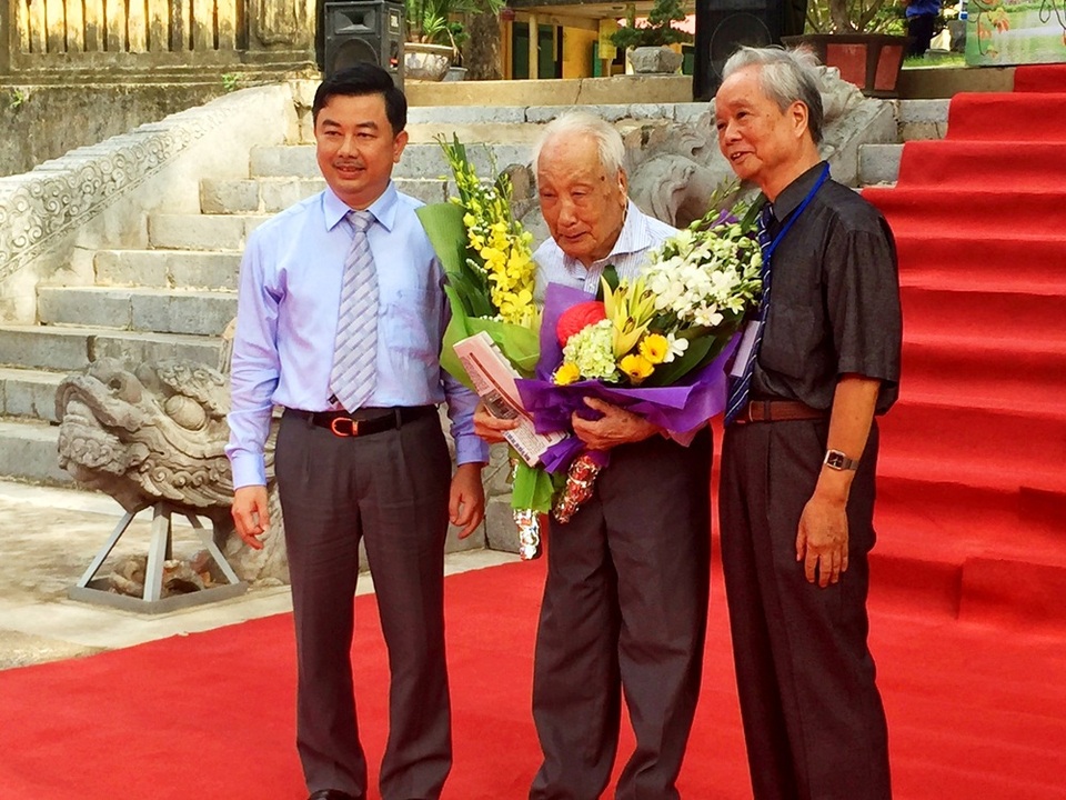 Ban Tổ chức tặng hoa chúc mừng NSND Lê Vượng.