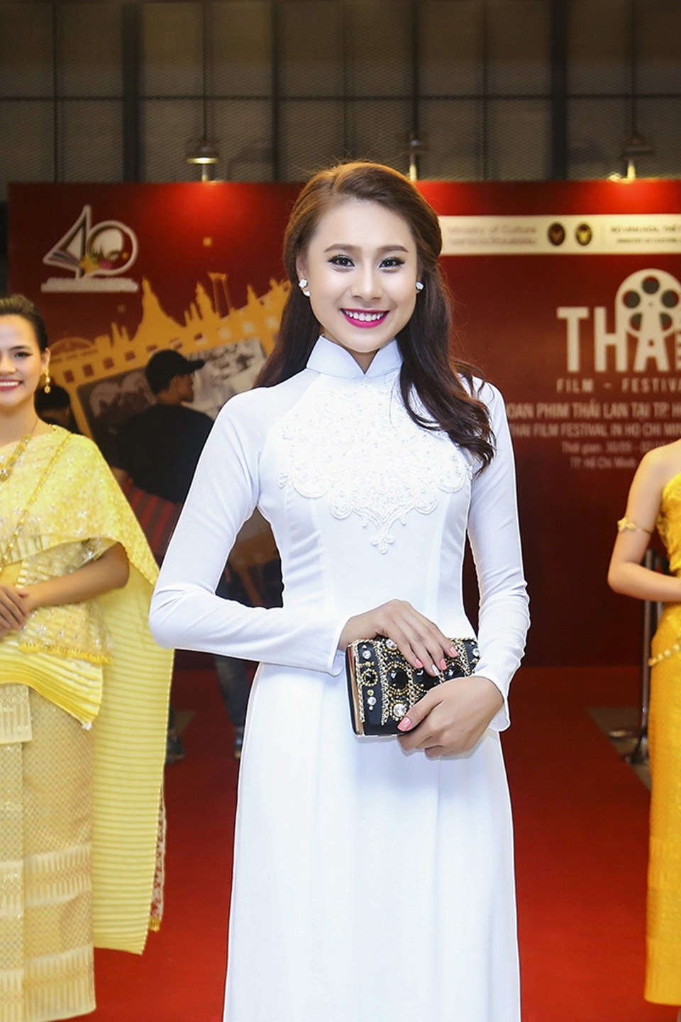 Xuất hiện tại sự kiện, nữ diễn viên thu hút sự chú ý khi chọn khoác lên mình chiếc áo dài truyền thống của phụ nữ Việt Nam. Diện trang phục áo dài trắng tinh khôi, Hồ Bích Trâm nhận được lời khen ngợi của các đối tác. Hồ Bích Trâm chia sẻ, nhận được lời mời tham gia sự kiện trọng đại, có cơ hội hiếm hoi được gặp gỡ, giao lưu cùng những nhân vật cấp cao của Thái Lan và các nhà làm phim nước bạn, cô có sự chuẩn bị kỹ lưỡng. Đặc biệt, để tự tin xuất hiện trước đối tác nước bạn, nữ diễn viên tự đặt may gấp chiếc áo dài trắng trong 2 ngày để kịp tham gia sự kiện.