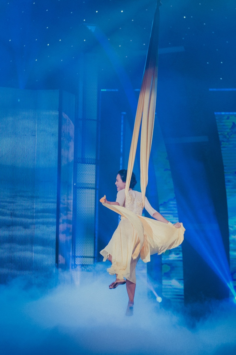 Sau Đàm Vĩnh Hưng, đến lượt Hoàng Oanh gặp tai nạn trên sân khấu - 13