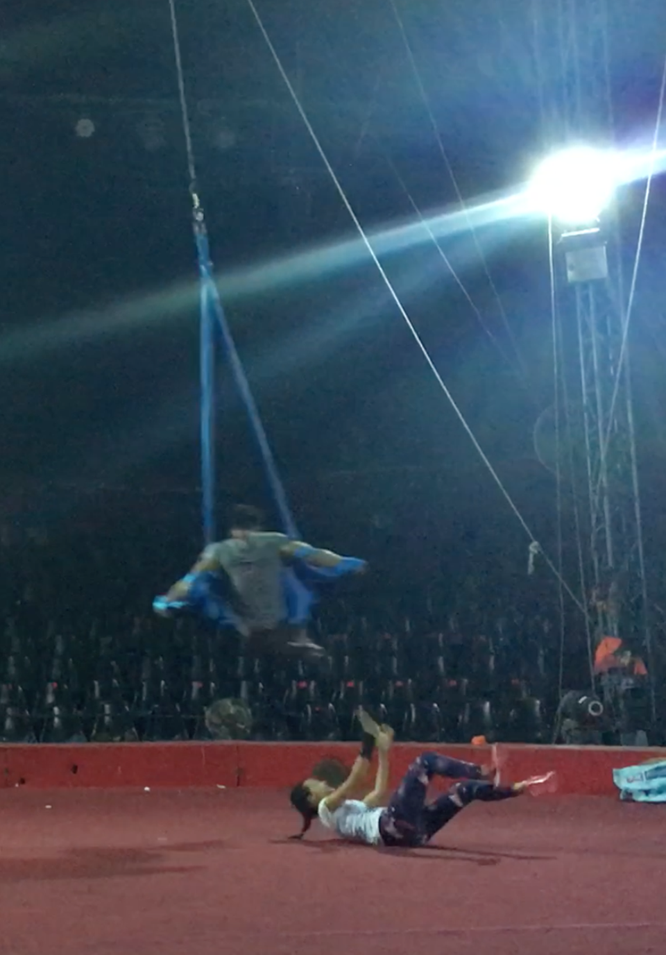 Em gái MC - Á hậu Hoàng Oanh vừa đăng tải một video ghi lại cảnh Hoàng Oanh gặp tai nạn khi tập luyện thi gameshow.