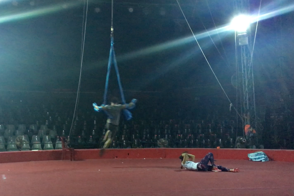 Theo đó, nữ MC thực hiện thử thách vòng hai là phần múa đương đại với màn đu dây đẹp mắt. Tuy nhiên trong cú tiếp đất, Hoàng Oanh không may té ngã đập đầu xuống sàn sân khấu trong đau đớn. Video nhanh chóng gây chú ý với nhiều bình luận hỏi han về tình hình chấn thương và sức khoẻ của Hoàng Oanh.