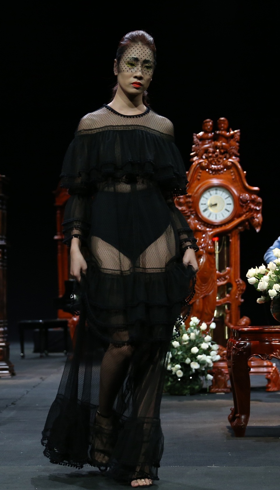 NTK Hà Duy chọn phong cách của Lady in Black với chất liệu trong suốt có chấm bi.