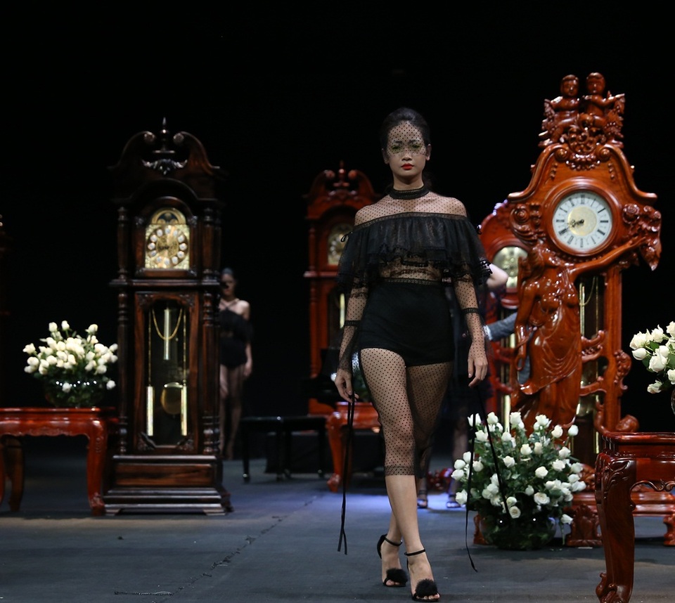 Kỹ thuật thêu vàng Dubai, vải lanh dân tộc Mông cùng được phô diễn - 13