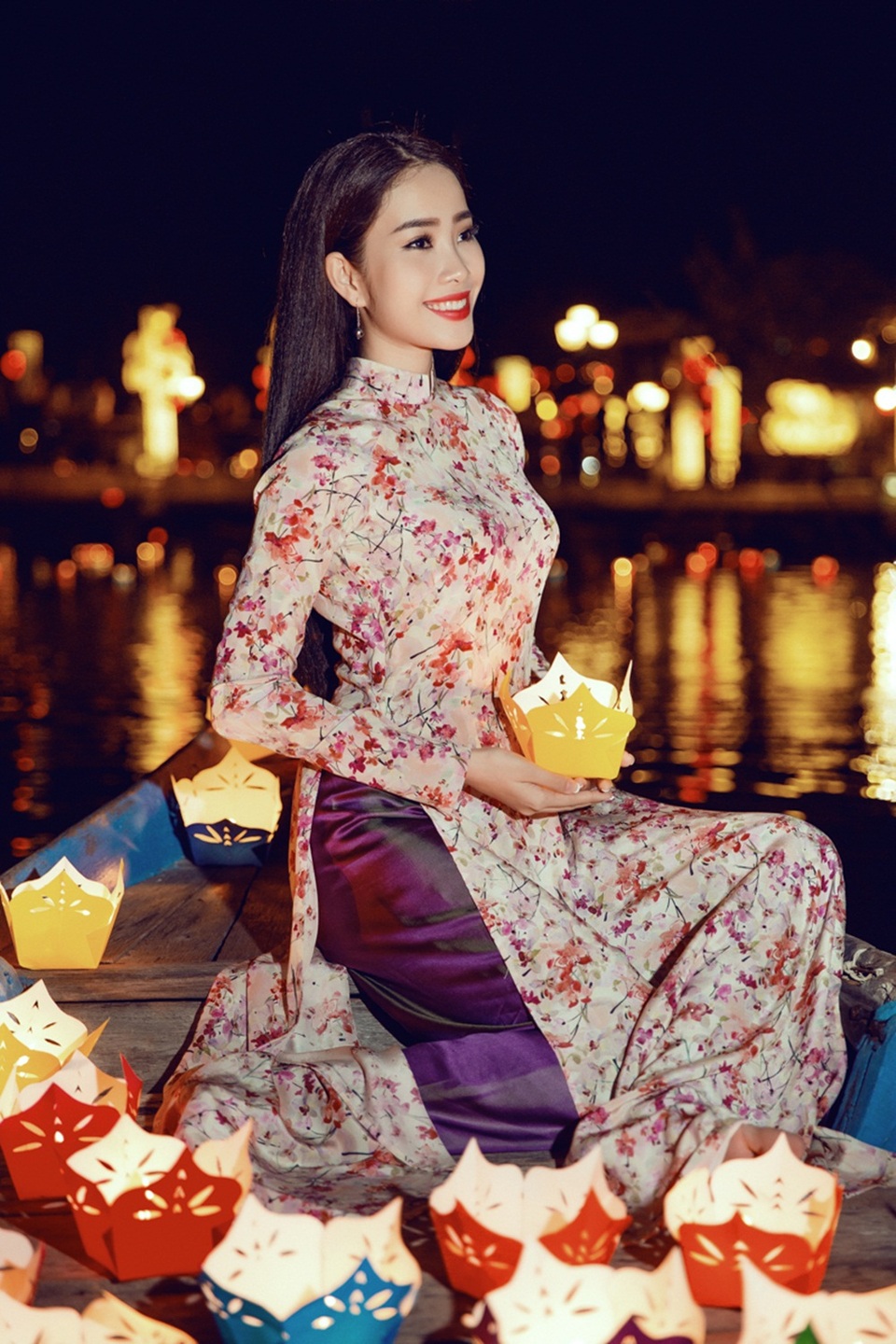 Nam Em dịu dàng với tà áo dài thướt tha.