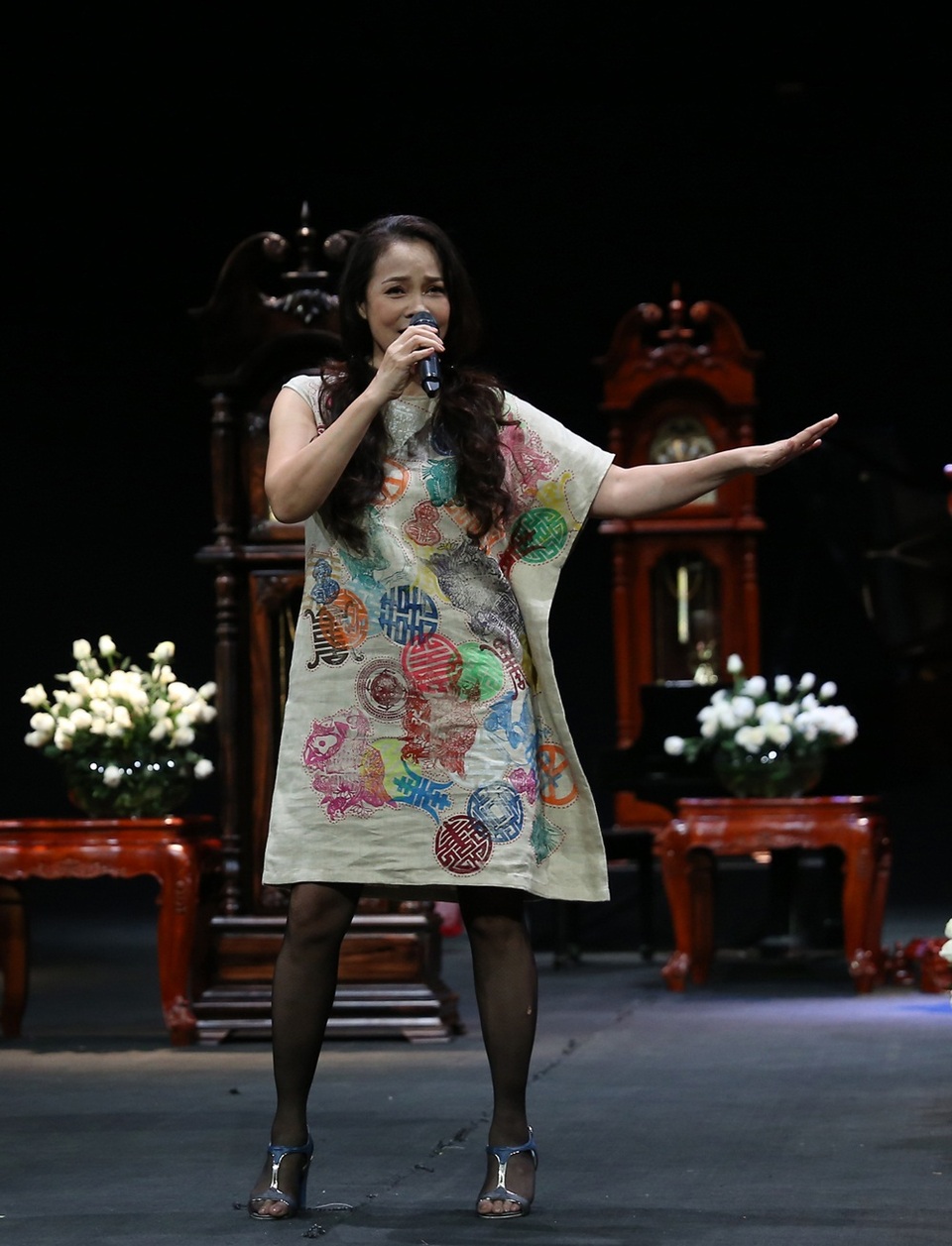 NTK Chu La sử dụng gam màu đỏ và những con dấu hoa văn triện để diễn đạt khoảng cách của không gian và thời gian giữa Tây Ban Nha và Việt Nam.