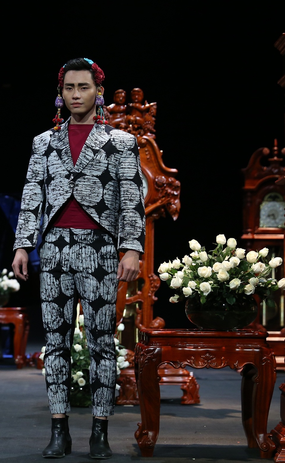 NTK Duy Nguyễn bám sát ý tưởng về thời gian bằng cách quay về những motip hoàng gia và làm mới bằng cách tạo ra bố cục hài hòa trên nền vải lanh của người dân tộc Mông.