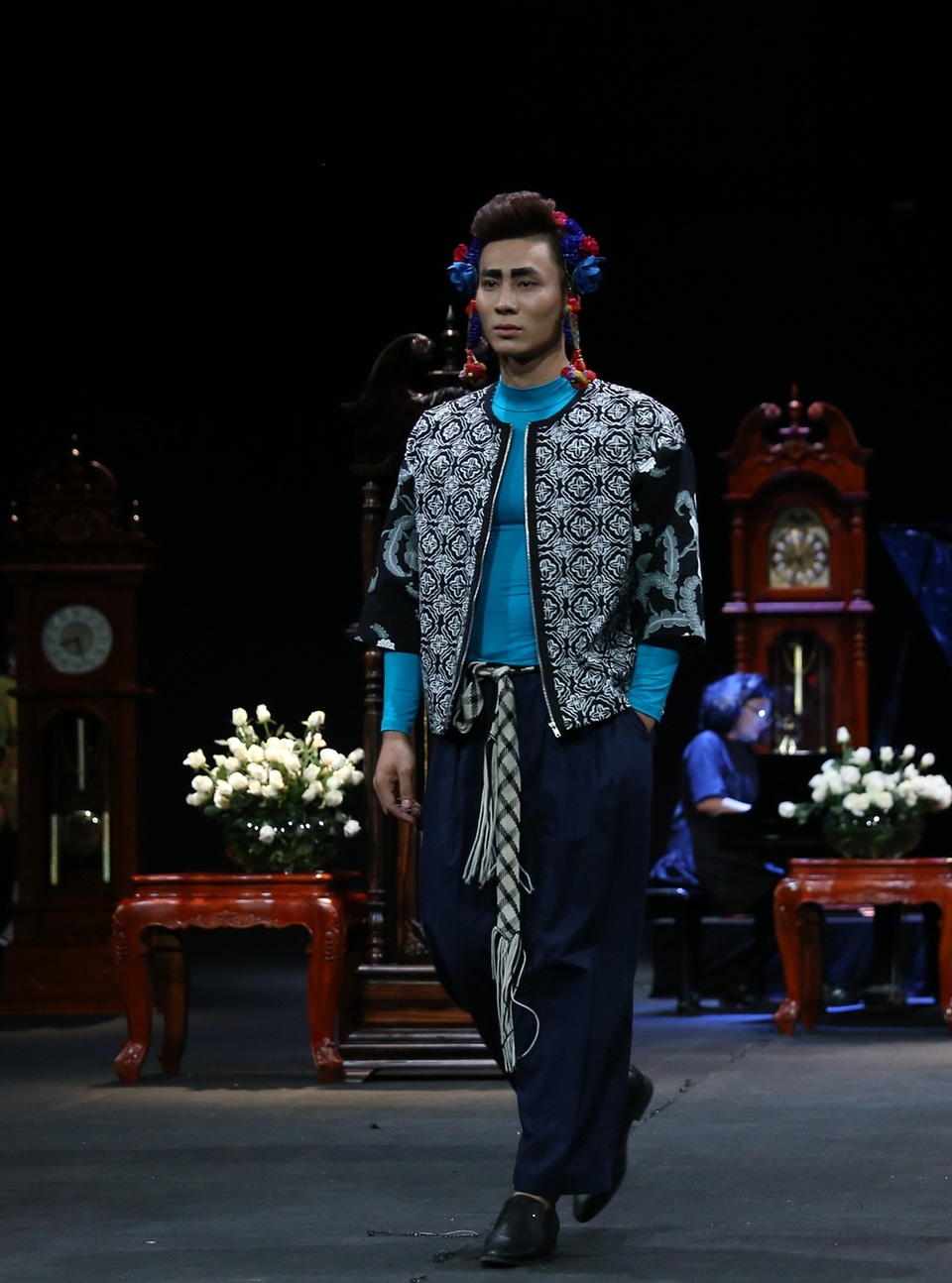 Sự kết hợp hợp lý để tạo nên vẻ quyền lực lạnh lùng của nam giới.