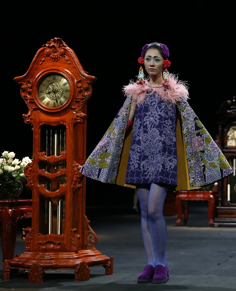 NTK Eric Choong đến từ Malaysia luôn trung thành với chất liệu Batik.