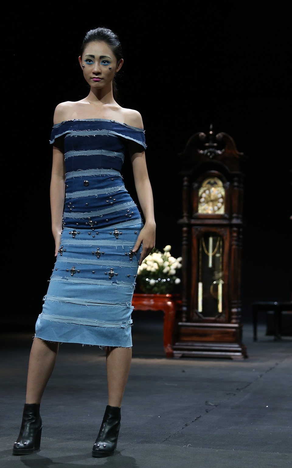 GenViet Jeans diễn tả thời gian qua những đường sọc chuyển sắc độ đậm nhạt, đôi khi còn đọng lại là những hạt mưa lấp lánh như những hạt thủy ngân long lanh chảy.