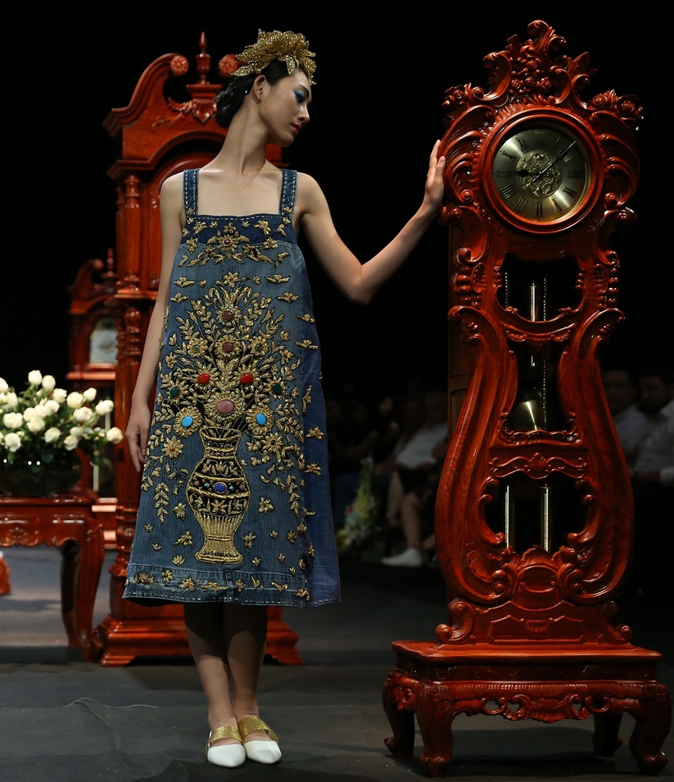 NTK Minh Hạnh diễn tả thời gian bằng câu thành ngữ: Thời gian là vàng, bằng kĩ thuật thêu chỉ lò xo vàng của Dubai.