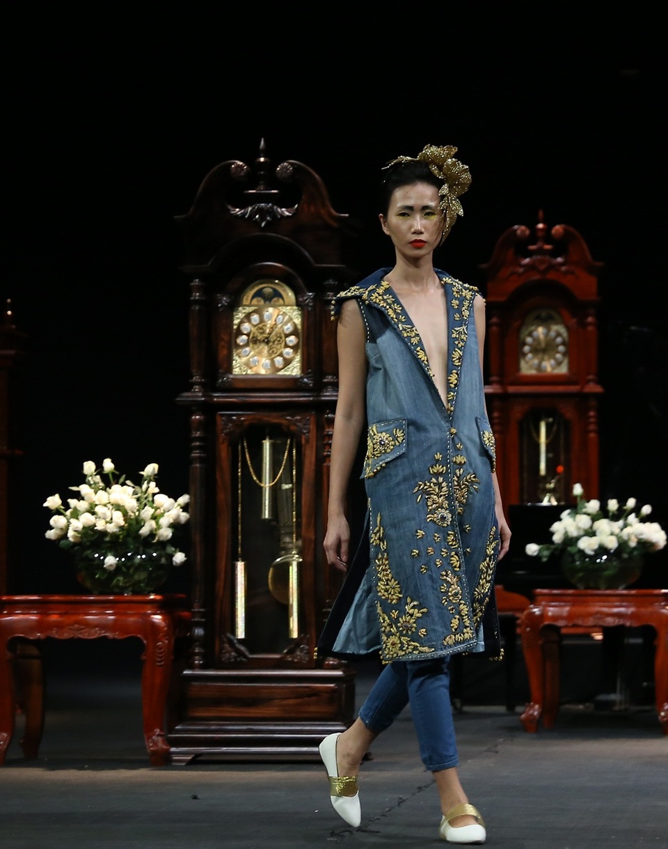 Trên nền vải denim thô mộc và chất liệu vàng óng ả mang lại sức sống mãnh liệt cho những ai biết quý trọng thời gian.